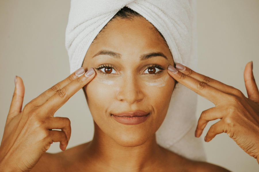 Rituel de soin de la peau à l’huile, entre Ayurveda et science de la peau